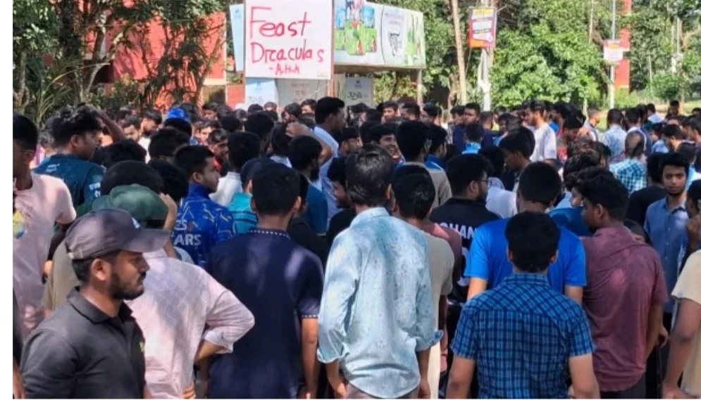 ‘কথায় কথায় হল ছাড়, হল কি তোর বাপ-দাদার’ : বাকৃবিতে স্লোগান
