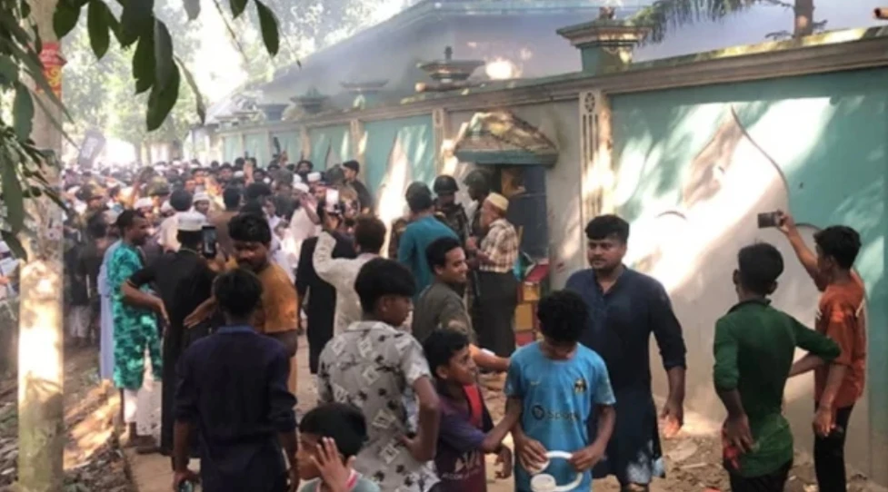 ‘নুরাল পাগলা’র দরবারে হামলার ঘটনায় মামলা, আসামি সাড়ে ৩ হাজার