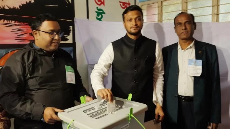 মাগুরায় ভোট দিলেন সাকিব