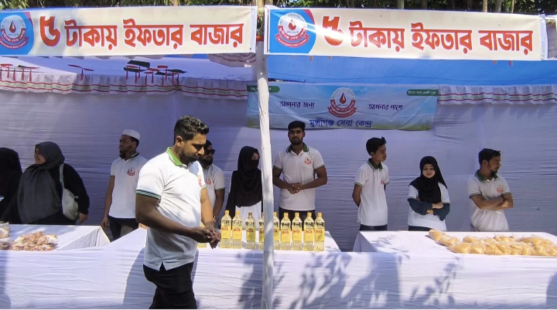 মুন্সীগঞ্জে ৫ টাকায় ইফতার পণ্য পেলেন দুই শতাধিক নারী-পুরুষ