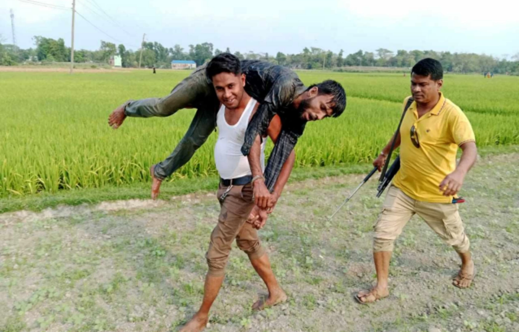 ছদ্মবেশে ডাকাত ধরলেন পুলিশ