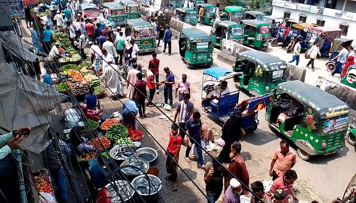 নোয়াখালীতে ফুটপাত ও রাস্তা দখল করে ব্যবসা