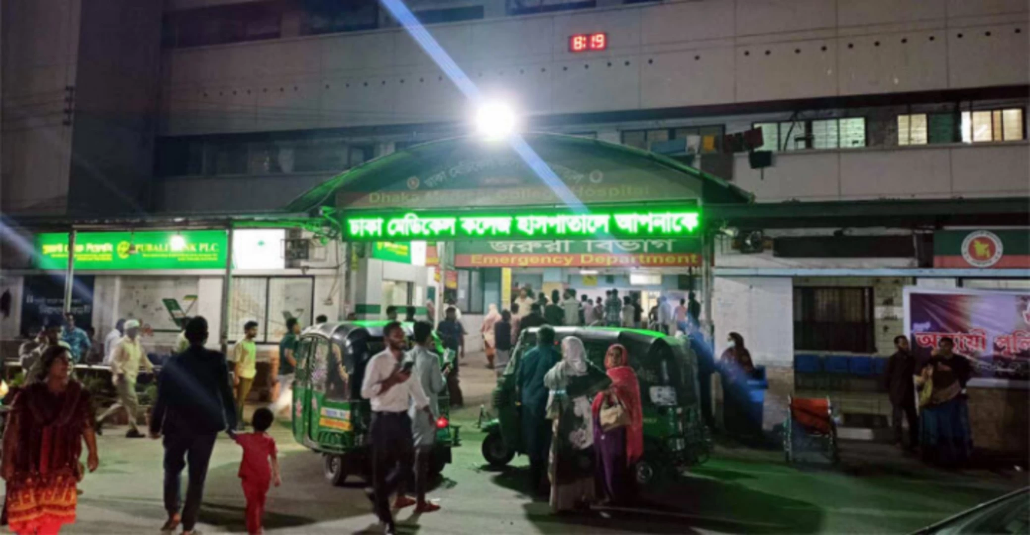 মালিবাগে ক্রেন ভেঙে পড়ে নিহত ১, আহত ৪