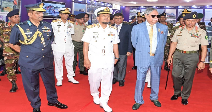 রাষ্ট্রপতির প্যারেড স্কয়ারে সমরাস্ত্র প্রদর্শনী পরিদর্শন