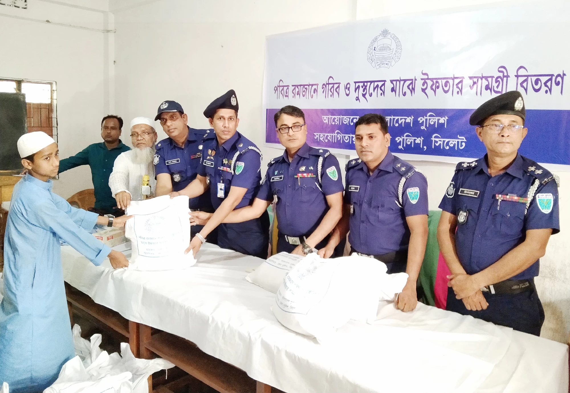 বিশ্বনাথের অর্ধ শতাধিক পরিবারের মধ্যে পুলিশের ইফতার বিতরণ