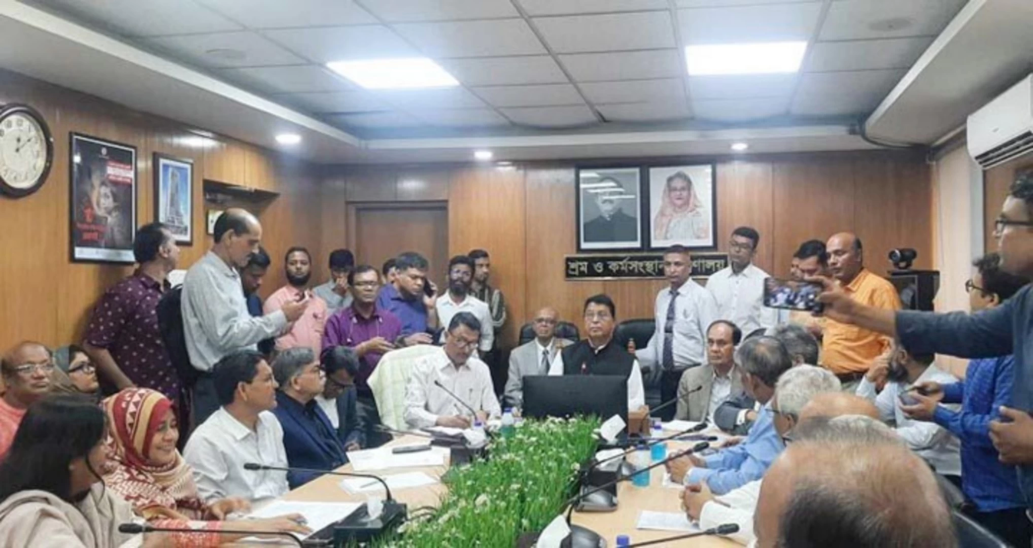 ঈদের আগেই শ্রমিকদের বেতন-বোনাস পরিশোধের সিদ্ধান্ত