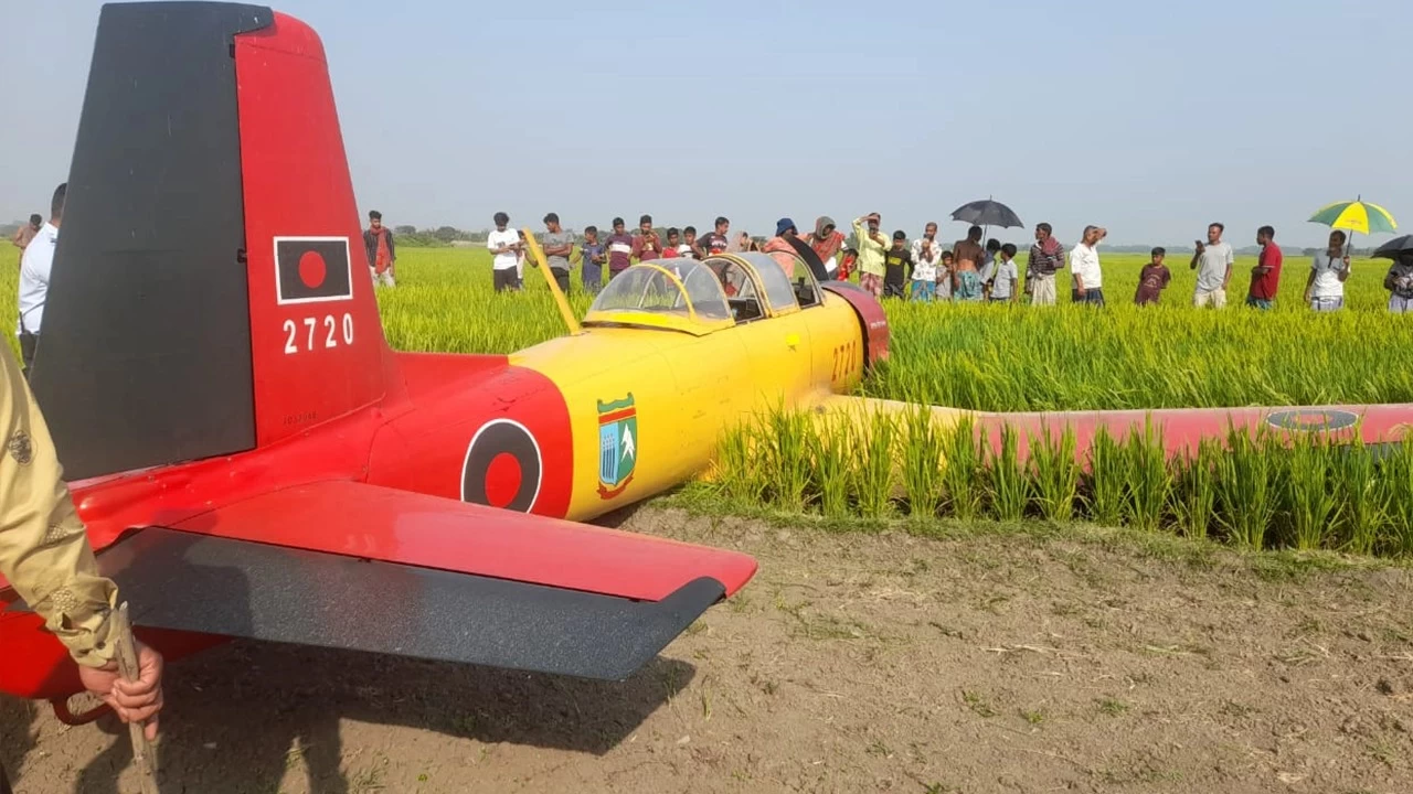ধানক্ষেতে প্রশিক্ষণ বিমানের জরুরি অবতরণ