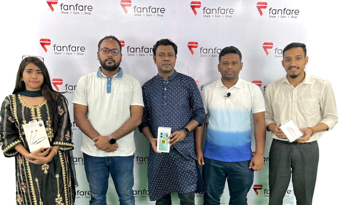 ফ্যানফেয়ারের মেগা ভিডিও কন্টেস্টের বিজয়ীদের পুরষ্কার দিলেন টেক ব্লগার হিমেল
