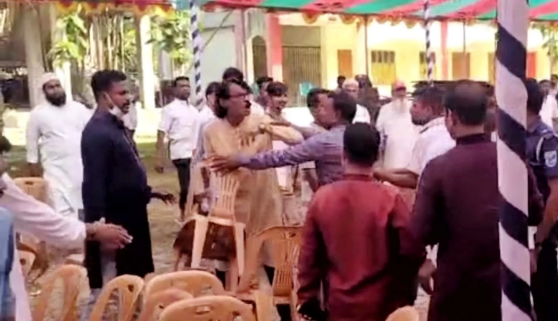 বর্ধিত সভার ব্যানারে প্রার্থীর পক্ষ থেকে ভুঁড়ি ভোজ করানোর অভিযোগ