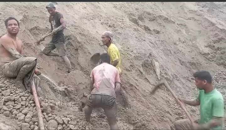 ঠাকুরগাঁওয়ে স্বর্ণের খোঁজে মাটি খুঁড়ছে বিভিন্ন বয়সের মানুষ