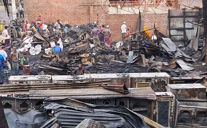 স্বরূপকাঠিতে আগুনে পুড়ল আটটি দোকান