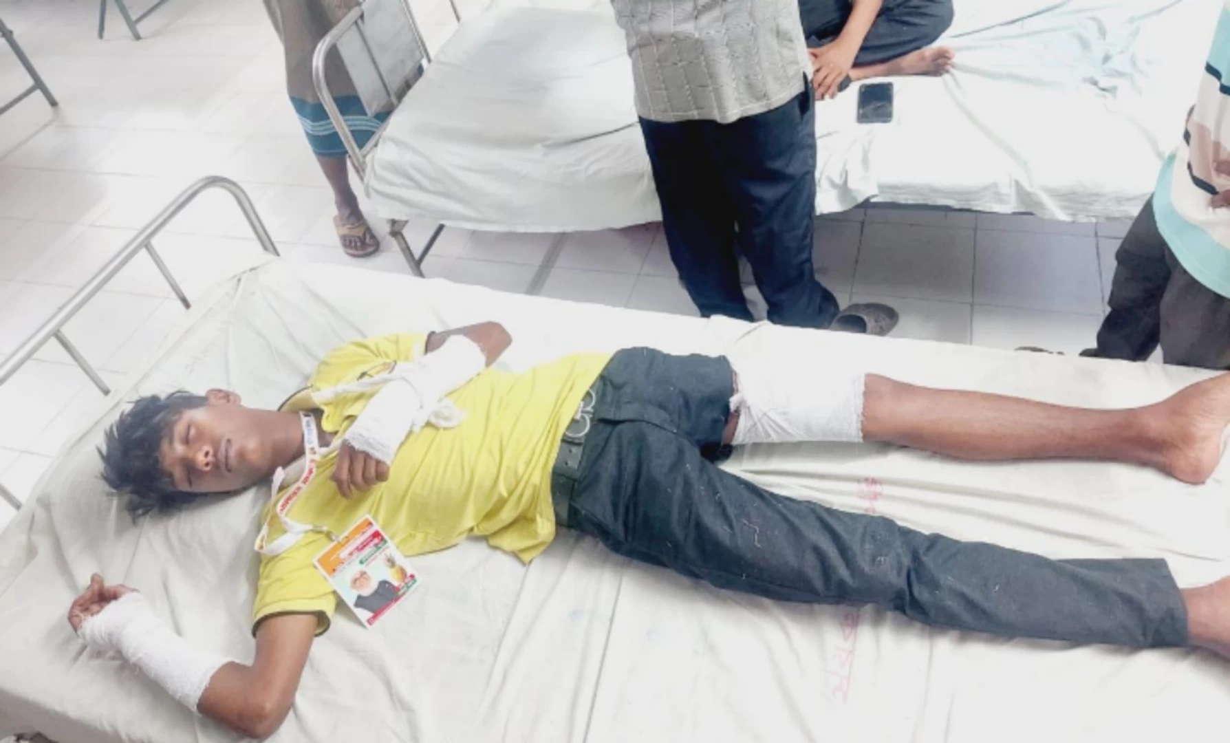 নির্বাচনে পোস্টার টাঙ্গানোকে কেন্দ্র করে সংঘর্ষ ও গুলিবর্ষণ
