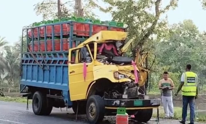 ফকিরহাটে কাভার্ড ভ্যানের পেছনে ট্রাকের ধাক্কায় হেলপার নিহত