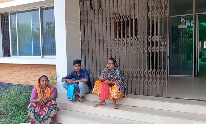 মানিকগঞ্জে শিক্ষকদের ভুলের মাশুল দিতে হলো শিক্ষার্থীদের