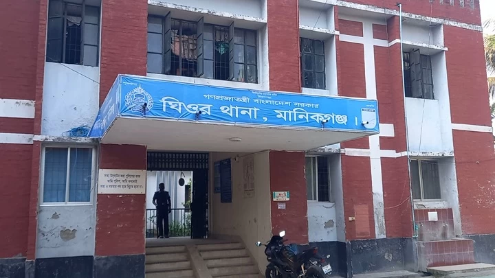 তুচ্ছ ঘটনাকে কেন্দ্র করে গৃহবধূকে পিটিয়ে হত্যা