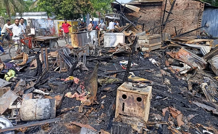 পোলেরহাট বাজারে ভয়াবহ অগ্নিকান্ড, ১৩ দোকান পুড়ে ছাই
