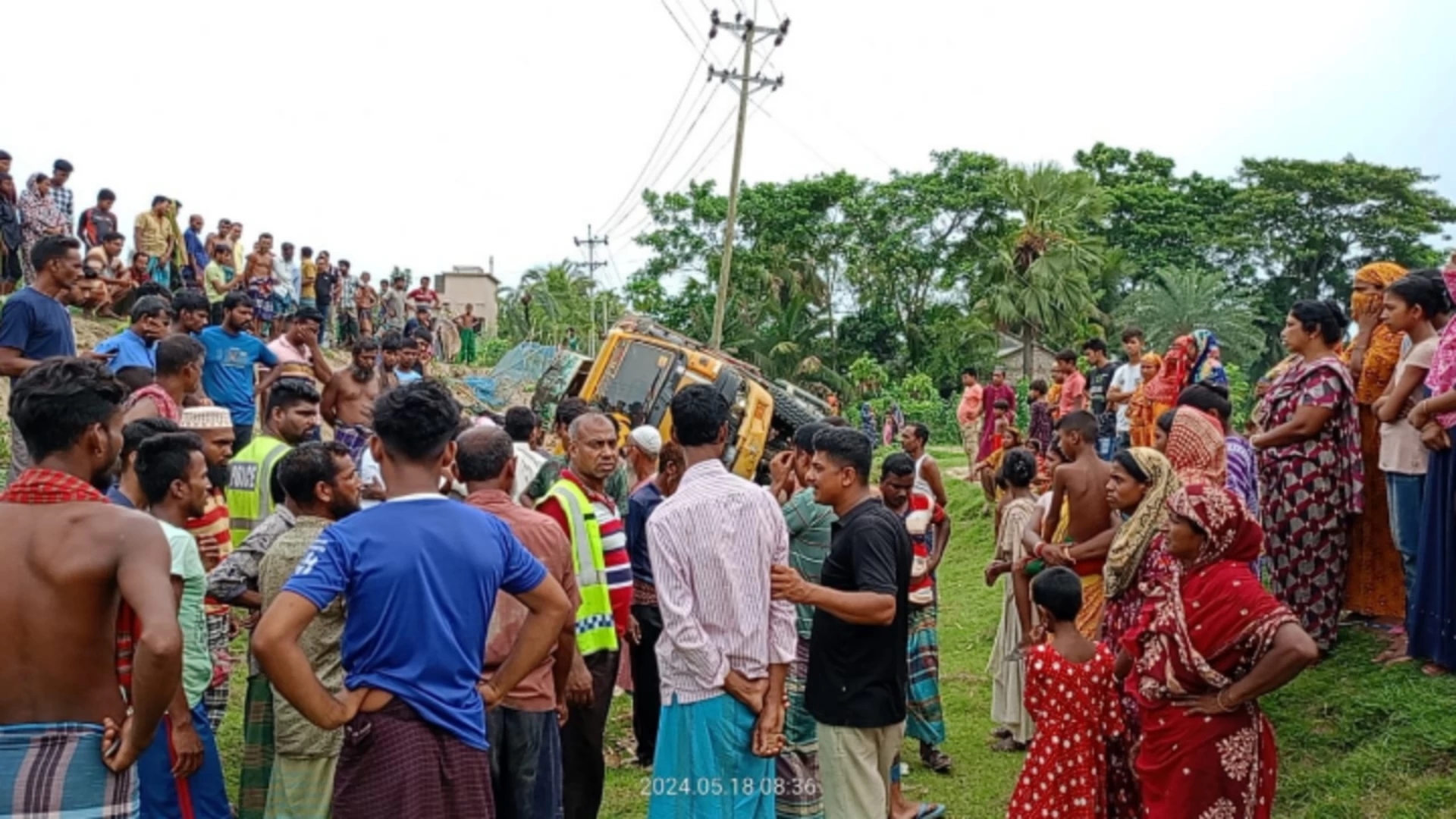 তালায় ট্রাক উল্টে ২ শ্রমিক নিহত, আহত ৭