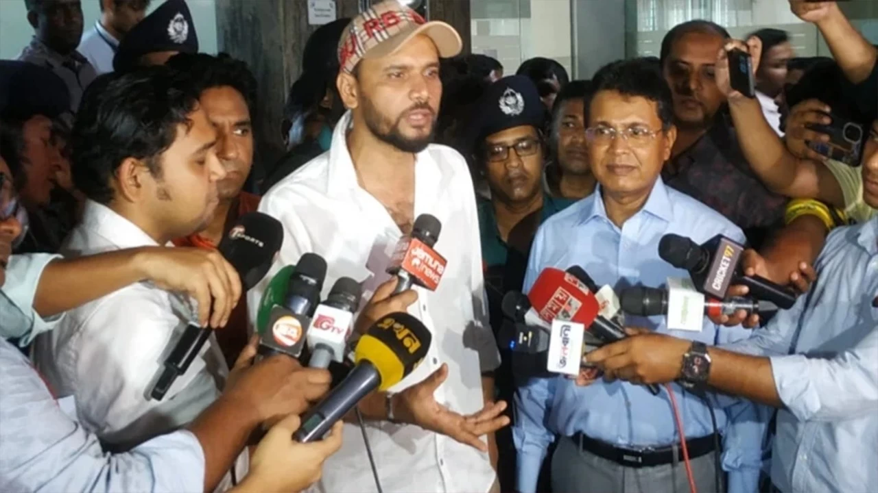 ক্রিকেট খেলা দেখেন না মাশরাফী