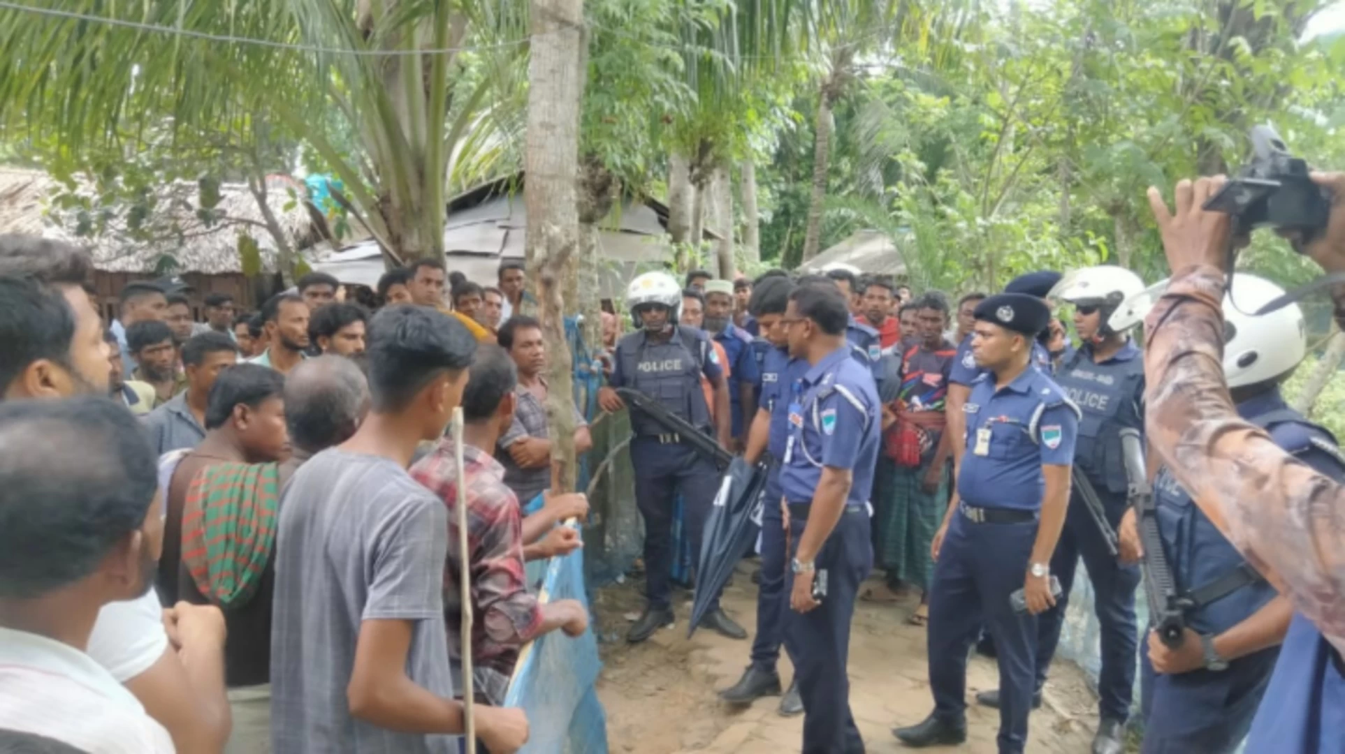 সাতক্ষীরায় নির্বাচন পরবর্তী সহিংসতায় বাড়ি ভাঙচুর, আহত ৫, আটক ১৩
