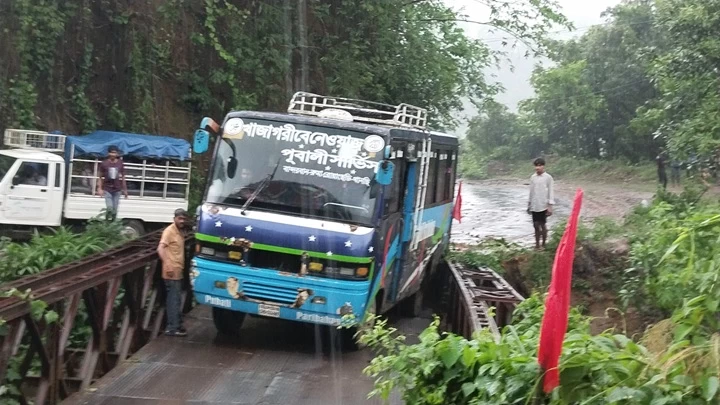 ঘূর্ণিঝড় রেমালে তান্ডবের ডেবে গেছে বেইলী ব্রিজ