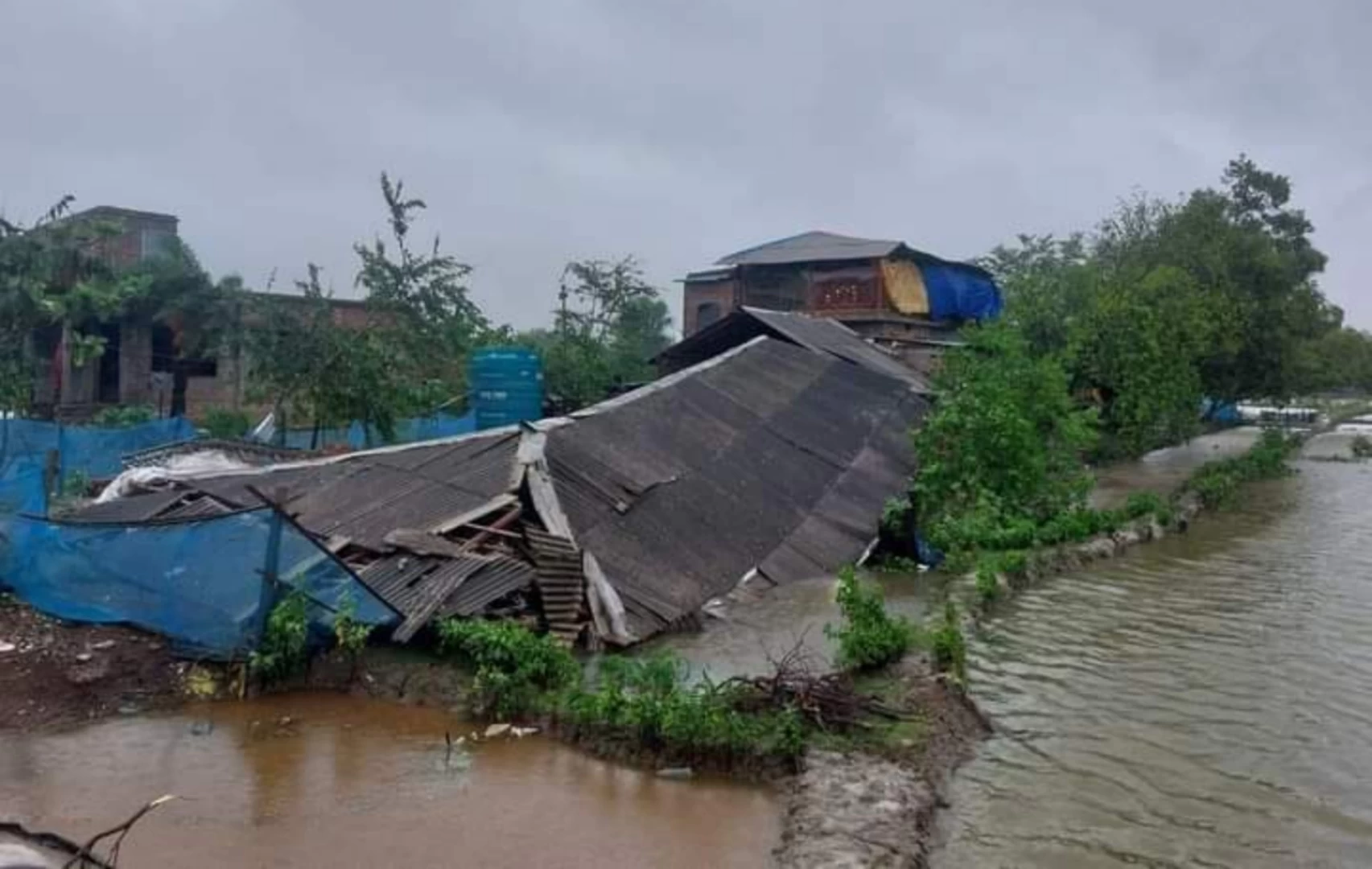 রেমালে সাতক্ষীরায় ২ লাখ মানুষ ক্ষতিগ্রস্ত