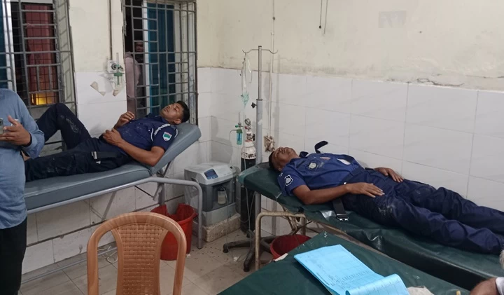 কলারোয়ায় পরাজিত প্রার্থী লাল্টুর সমর্থকদের হামলায় ৪ পুলিশ আহত