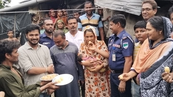 রেমালের রাতে ১২ গাছ সরিয়ে গর্ভবতীকে উদ্ধার ওসি কামরুজ্জামানের
