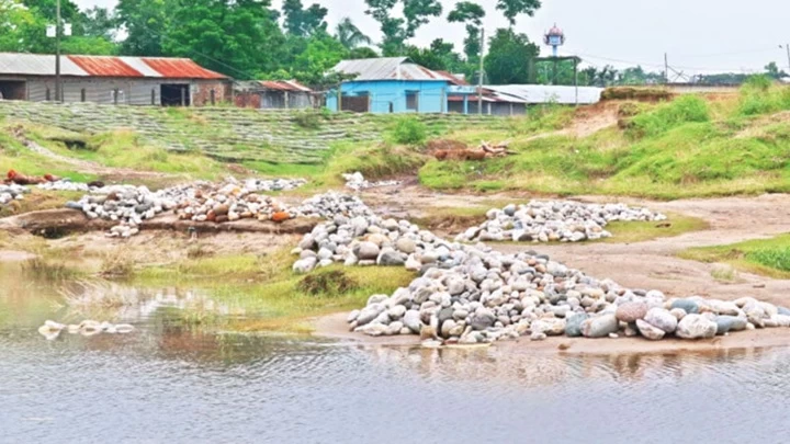 সাদাপাথর পর্যটনকেন্দ্র, রাতের আঁধারে পাথর চুরি