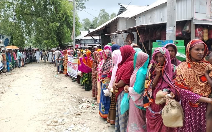 রাজিবপুরে যাতায়াত নিশ্চিতের দাবিতে মানববন্ধন