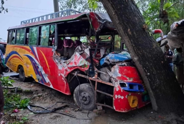 বরিশালে দুই বাসের মুখোমুখি সংঘর্ষে নারী নিহত