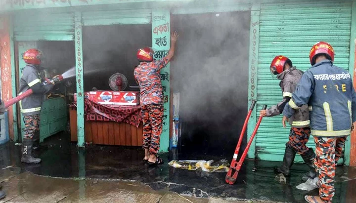 দোকানে আগুন লাখ টাকার ক্ষয়ক্ষতি