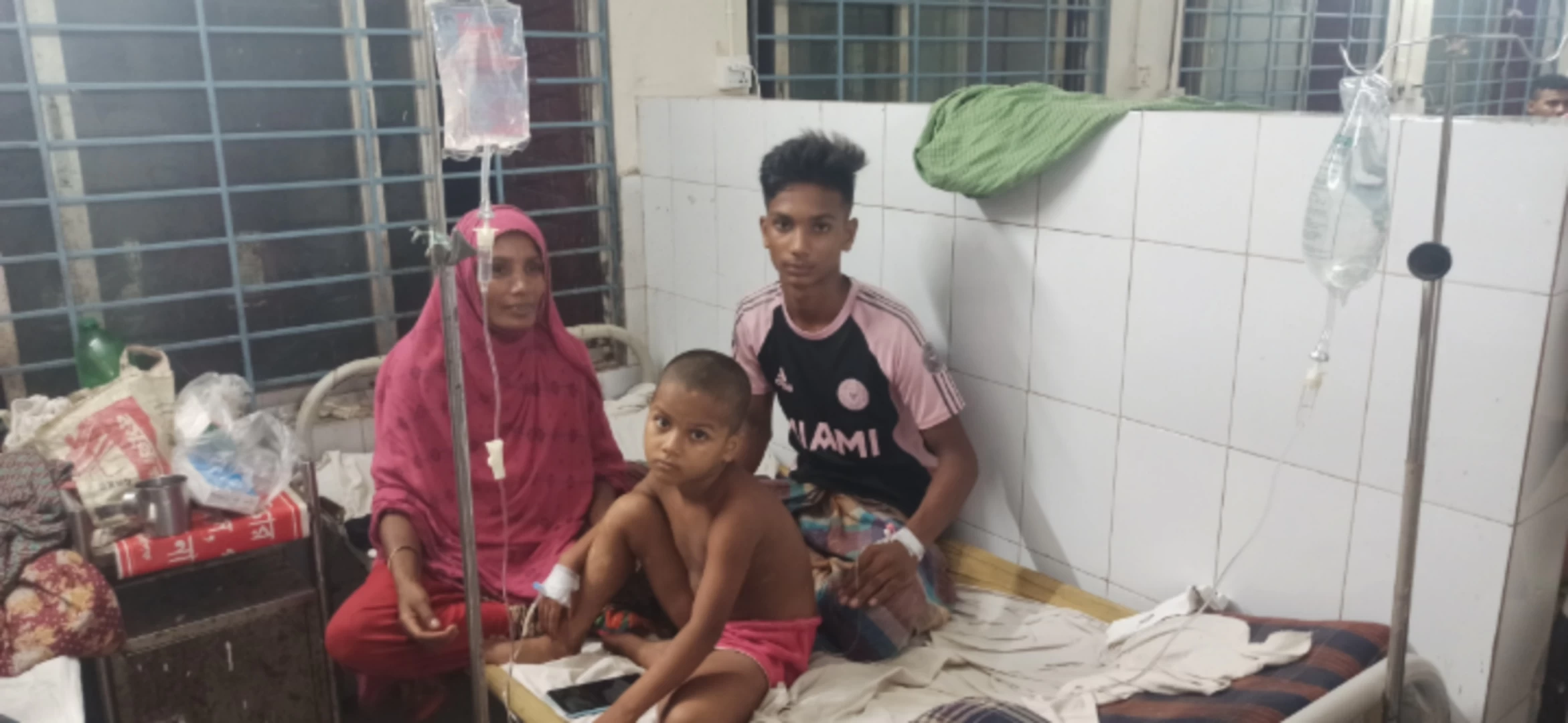 দুই ভাই-বোনকে কামড়, সাপ নিয়ে হাসপাতালে স্বজনরা