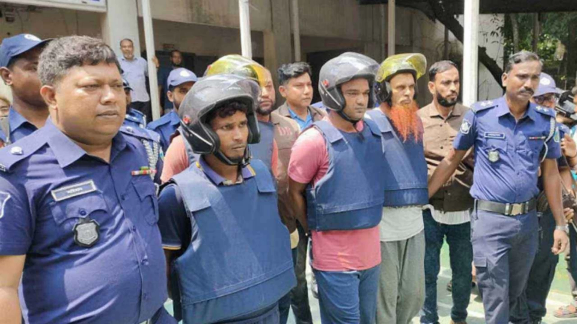 যেভাবে কারাগারের ছাদ ফুটো করে পালান ৪ কয়েদি