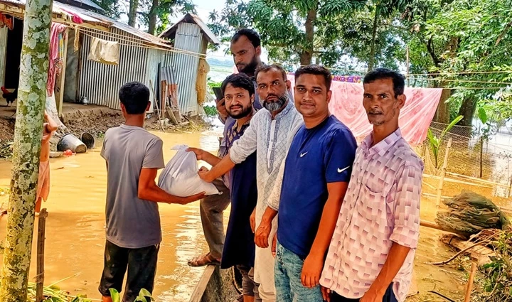 বড়লেখায় বন্যার্তদের মাঝে নিসচা'র খাদ্যসামগ্রী বিতরণ