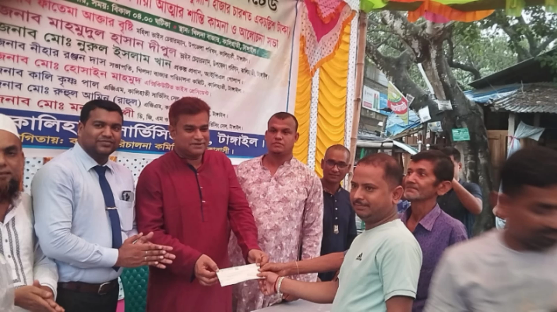 কালিহাতীতে প্রগতি লাইফ ইন্স্যুরেন্সের গ্রাহকের মৃত্যুদাবী চেক হস্তান্তর