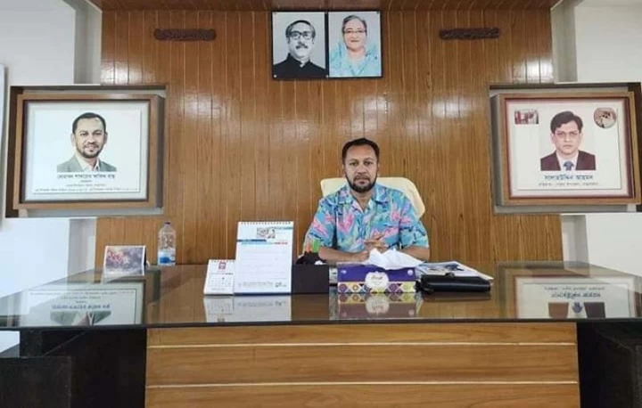 উপজেলা চেয়ারম্যানের কার্যালয়ে বিএনপির কেন্দ্রীয় নেতার ছবি