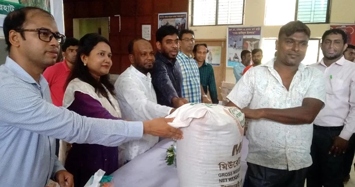 বাগেরহাটে ৭০০ কৃষক পেল ধানের বীজ ও সার