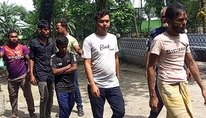 প্রস্রাব করাকে কেন্দ্র করে পুলিশের উপর হামলা আটক ৪