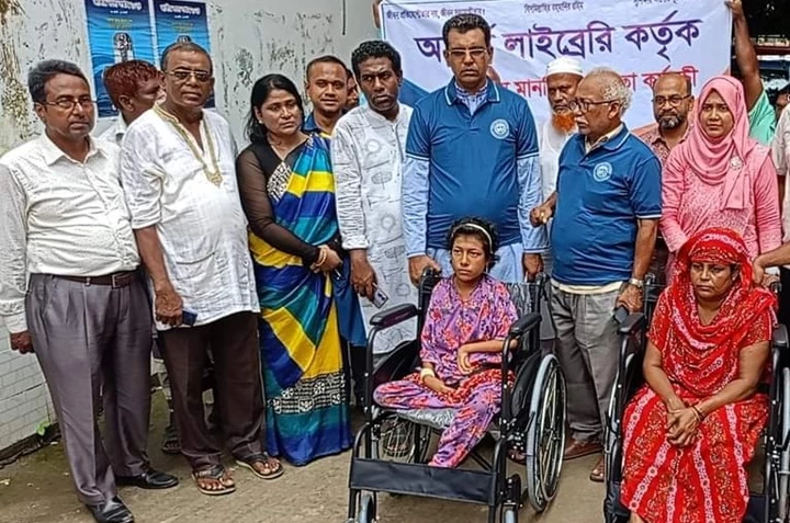 আদর্শ লাইব্রেরী পরিবারের পক্ষ থেকে হুইলচেয়ার বিতরণ