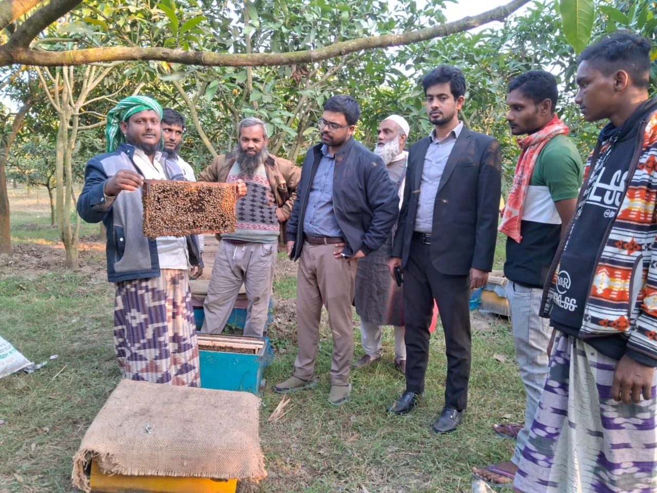 চাঁপাইনবাবগঞ্জে মধু সংগ্রহে ব্যস্ত শতাধিক মৌ চাষীর দল : মৌ বোর্ড গঠনের দাবী