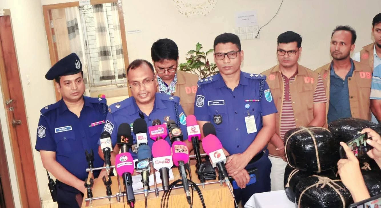 মাদারীপুরে যৌথ অভিযানে ৫০ প্যাকেট গাজাঁসহ ২ জন আটক