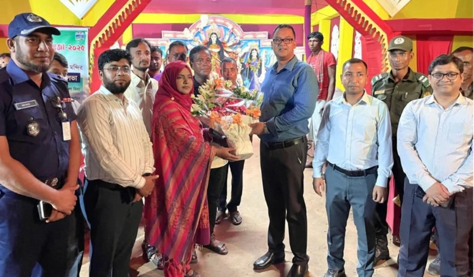 নওগাঁর ধামইরহাটে পুজো মন্ডপ পরিদর্শন করেন জেলা প্রশাসক