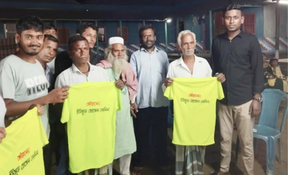 ধুবড়িয়াতে দুর্গাপূজায় প্রায় ৩০০ টি-শার্ট উপহার দিলেন ইউসুফ হোসেন লেনিন